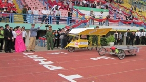 Thái tử Đan Mạch xem đua xe năng lượng mặt trời