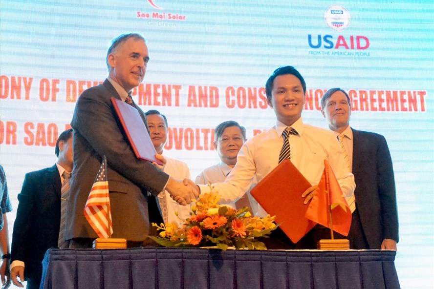 Đại diện TĐSM và USAID thực hiện hiện nghi thức ký hợp tác Dự án Nhà máy Điện NLMT.