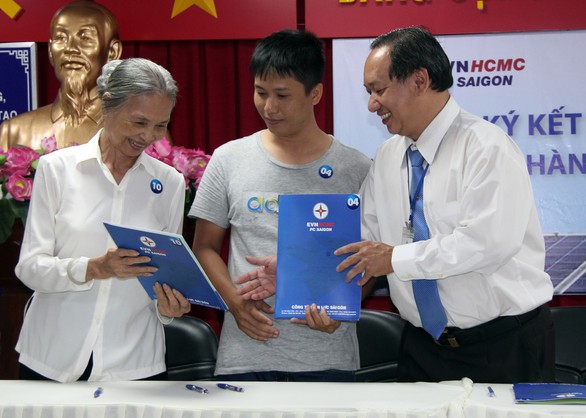 NgÆ°á»i dÃ¢n TP.HCM láº¯p Äiá»n máº·t trá»i sáº¯p ÄÆ°á»£c tráº£ tiá»n Äiá»n - áº¢nh 3.